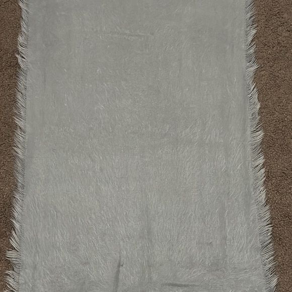Free With $25 Purchase Gray/Silver Textured Scarf-17x79-Acrylic-Raw Edge-EUC - Picture 11 of 15